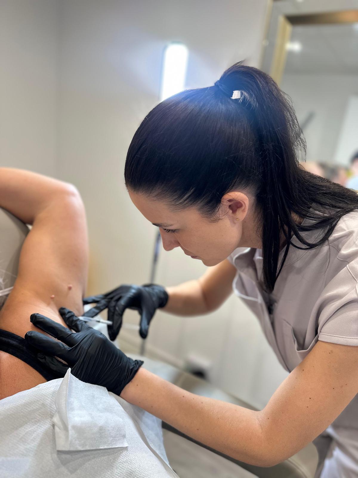 Jennifer treating a client with anti-wrinkle injections